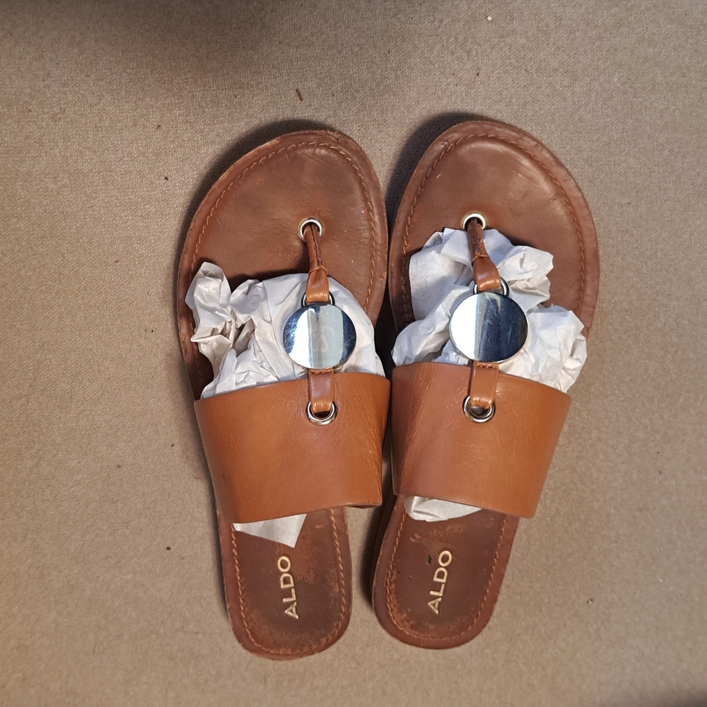 8.5 ALDO light brown thong sandals lightweight gently worn metal accent
